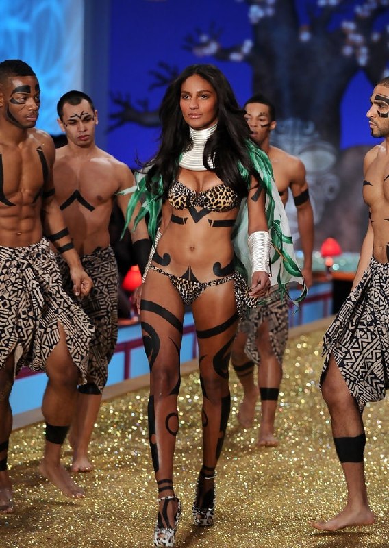 2010维多利亚的秘密时尚秀“狂野美人”环节，11位超模以充满非洲大草原风情的装扮登场