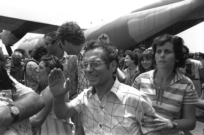 1976 年的7月4日，以色列突击队袭击了乌干达恩德培机场，解救了被恐怖分子劫持的 105 名人质