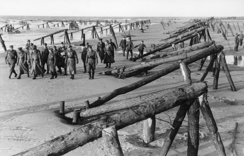 1944 年 4 月，德国陆军元帅欧文隆美尔视察大西洋墙防御工事