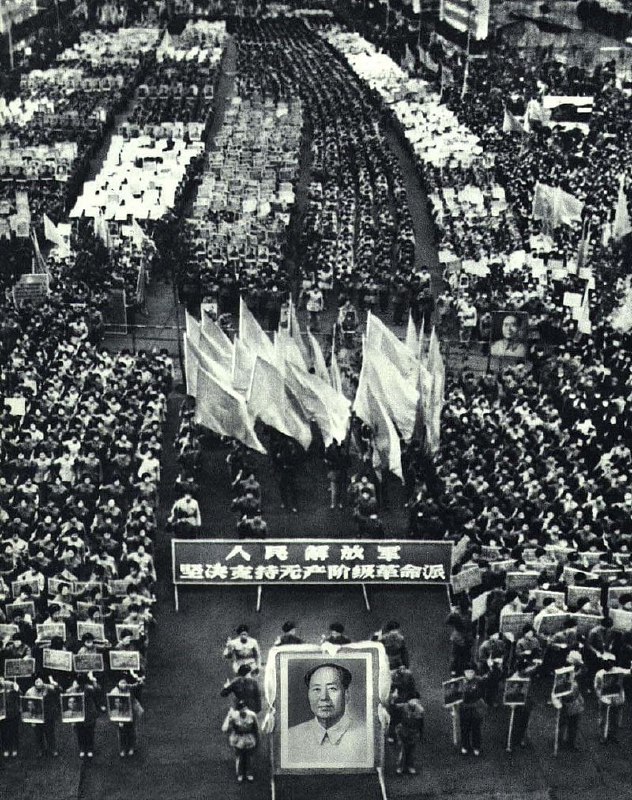 1967年在贵州行进的红卫兵起义团