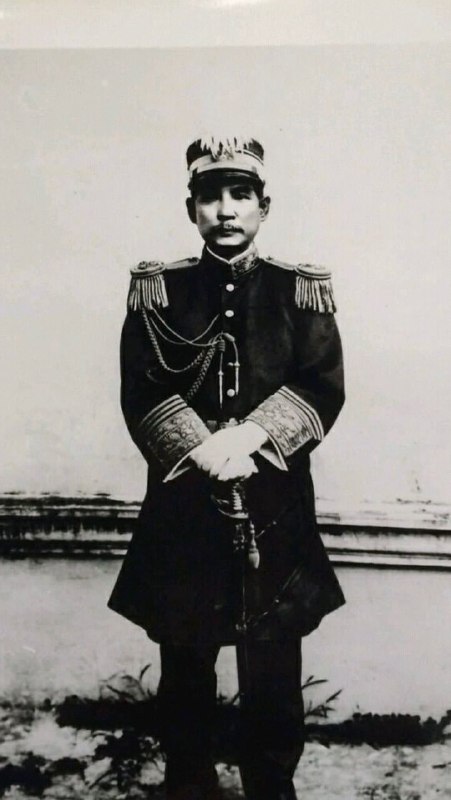 一九一七年九月一日（民国六年）国会非常会议大元帅选举会 孙文先生以八十四票当选军政府大元帅 九月十日就任