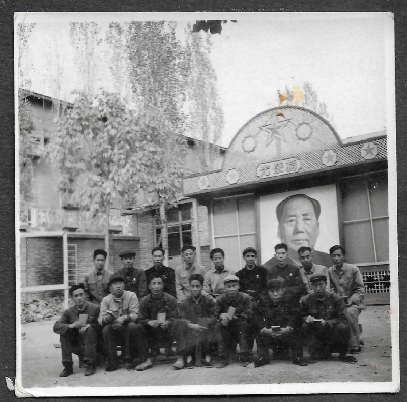 中国文化大革命时期，干部们手持红皮书合照