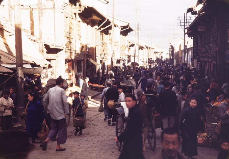 1945 年 11 月 29 日星期四，云南昆明街景