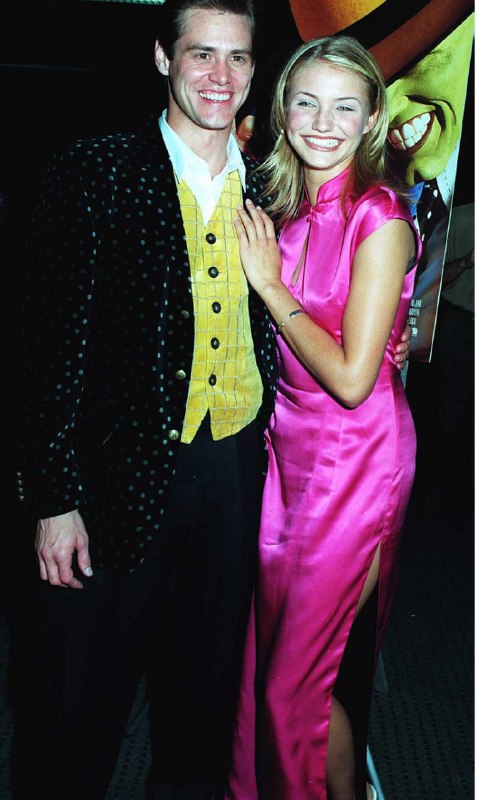 #名人 图一：1994 年 7 月 28 日好莱坞，金·凯瑞 (Jim Carey) 和卡梅隆·迪亚兹 (Cameron Diaz) 抵达学院出席《面具》首映式