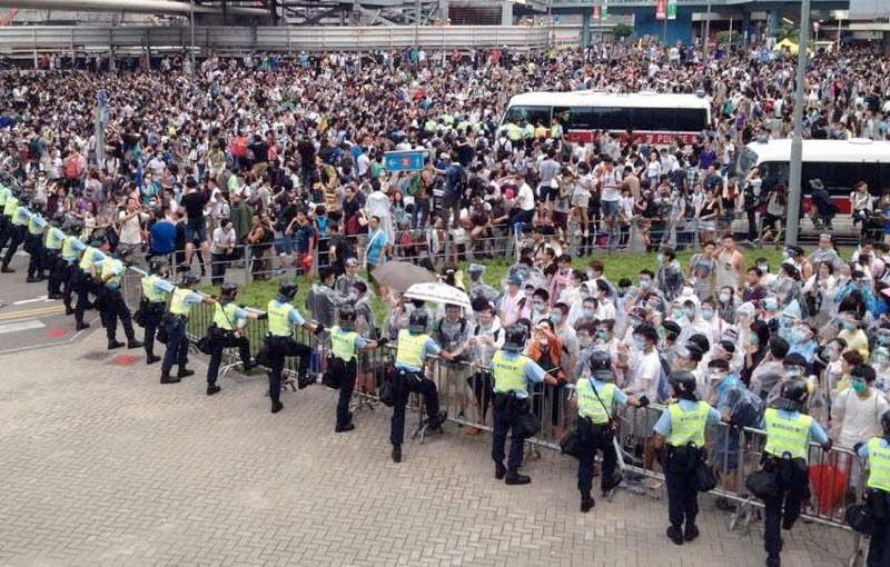 2014 年 9 月 28 日，香港数千人占领了政府总部外的区域，抗议计划限制即将举行的选举中的候选人