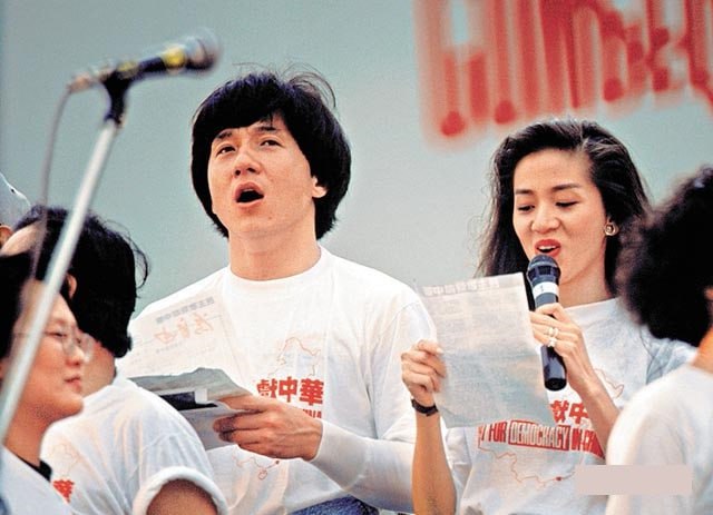 1989年5月，民主歌声献中华筹款活动上的梅艳芳