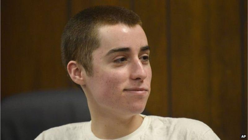 转自【老照片bot】：2012年2月27日上午，十七岁的T.J.莱恩在查登高中的自助餐厅开枪，打死3名学生，打伤3人，当时他穿着印有“杀手”字样的运动衫