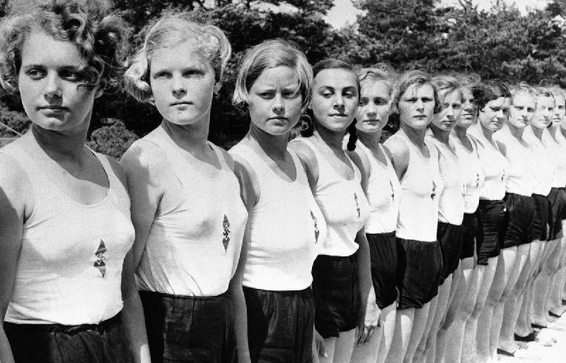 1936年2月24日，德国柏林，一组德国女孩排成行参加由纳粹青年运动支持的音乐文化培训