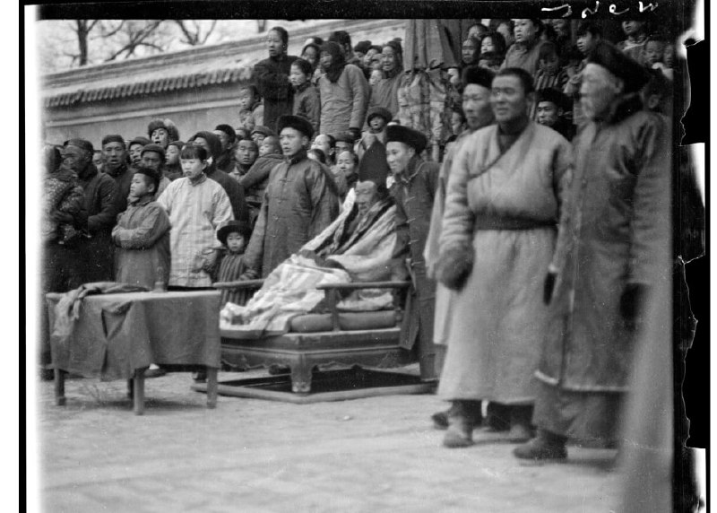 20年代，北京，雍和宫，住持喇嘛观看驱魔神舞