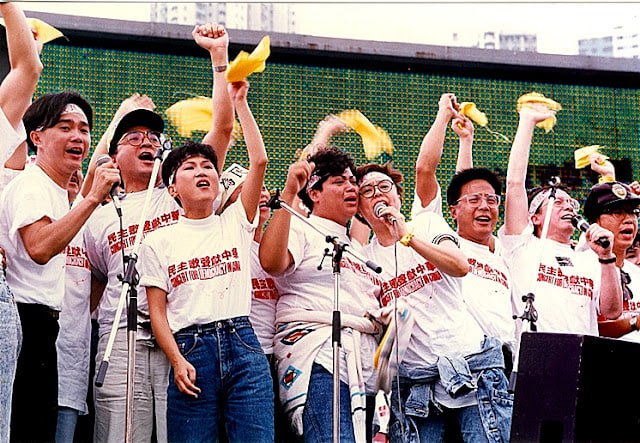 1989年5月27日，民主歌声献中华 (英语：Concert For Democracy In China）是香港市民为支持北京八九民运而举办的筹款活动，在跑马地马场举行，无线电视翡翠台、亚洲电视本港台、香港电台第一台、香港商业电台商业一台联合现场直播