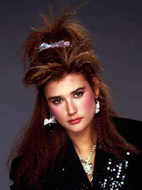 #名人 黛米·摩尔，1980黛米·摩尔，本名Demetria Gene Guynes，又名Demi Guynes Kutcher，美国女演员