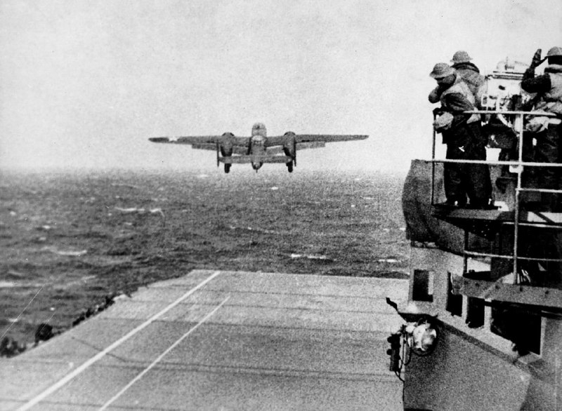 美军B-25舰载机“大黄蜂”（USS HORNET）号甲板上起飞，前往参加美军对日本的首次空袭