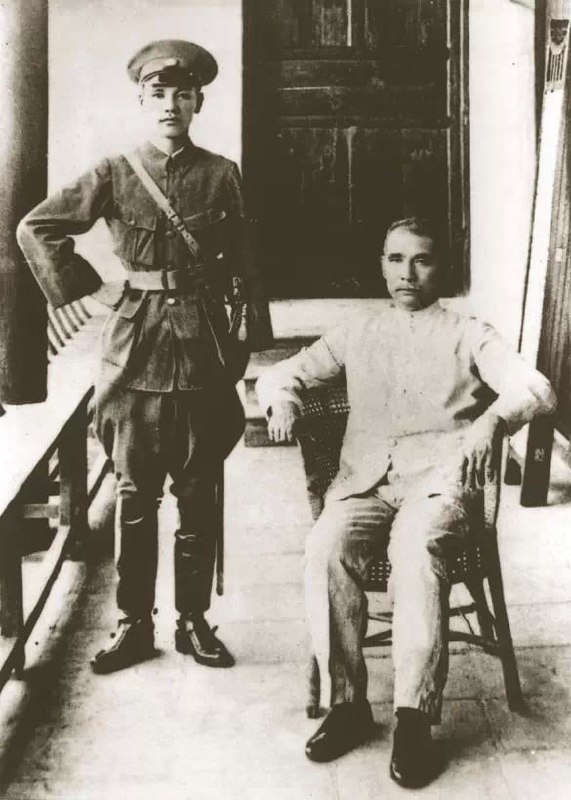 1923年，蒋介石和孙中山(就座)