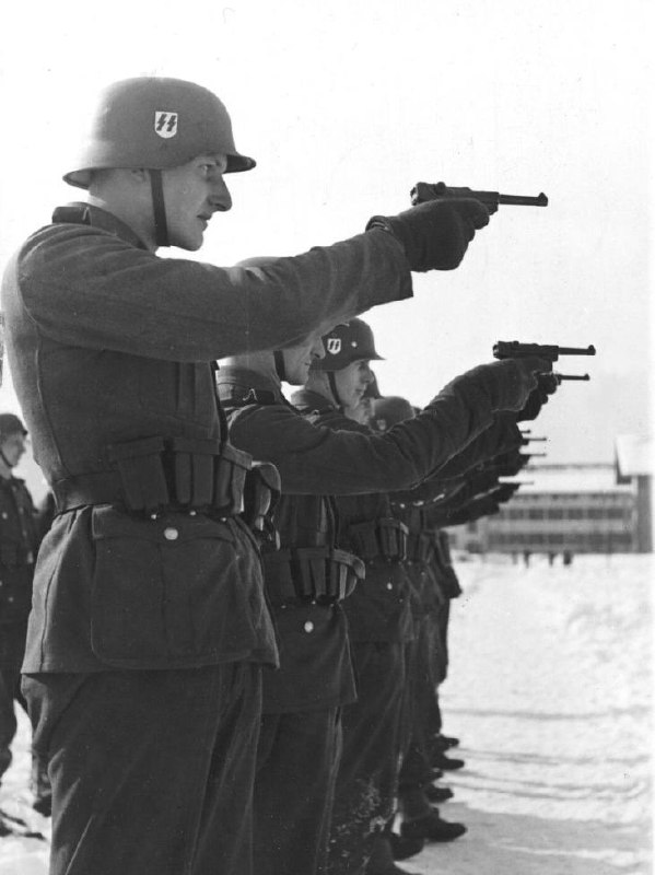 1942–43年间，Waffen-SS掷弹兵在不明地点使用P08鲁格手枪进行训练，为前线作战做准备