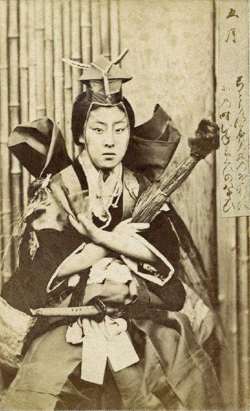 女武者拿着武士刀合影的复古照片，1850-1900 年