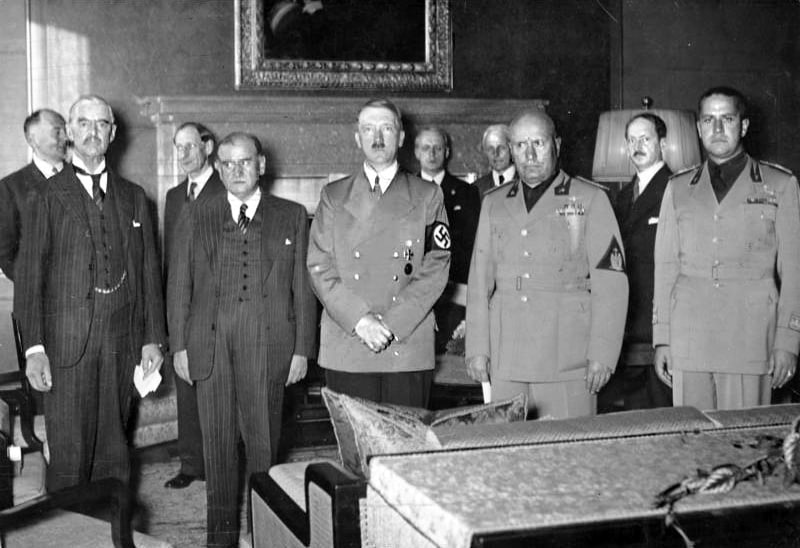 从左到右：内维尔·张伯伦、爱德华·达拉第、阿道夫·希特勒和贝尼托·墨索里尼在签署《慕尼黑协定》之前合影，该协定将苏台德地区割让给了德国