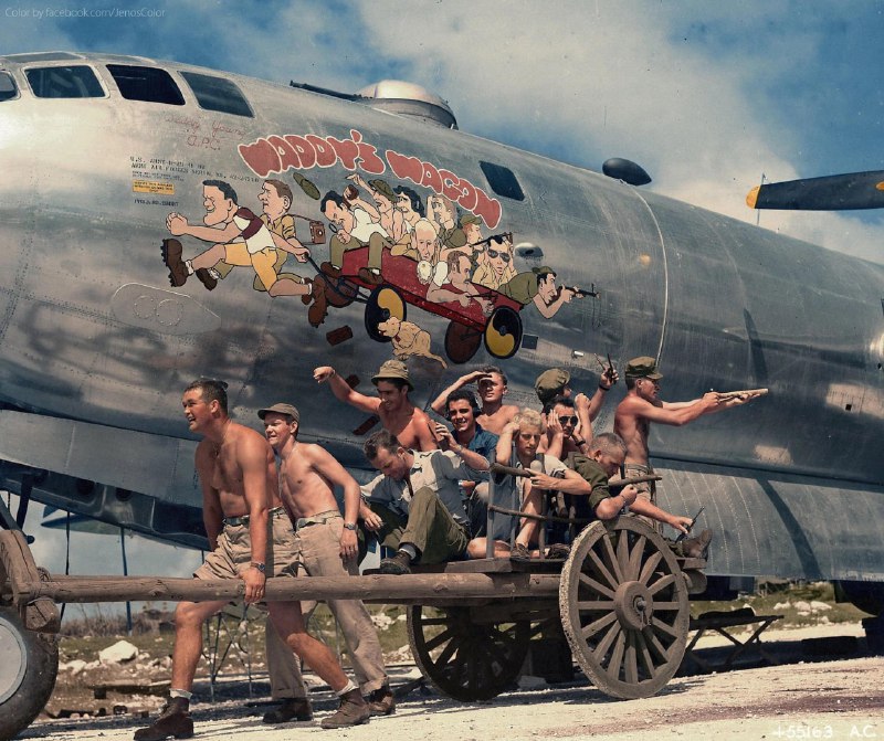 二战时期，B-29超级堡垒轰炸机，编号42-24598，绰号“瓦迪的小货车”的机组人员在机身涂鸦下拍摄的恶搞图片