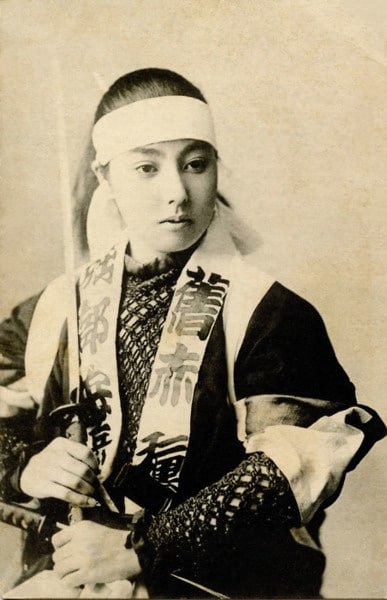 女武者拿着武士刀合影的复古照片，1850-1900 年
