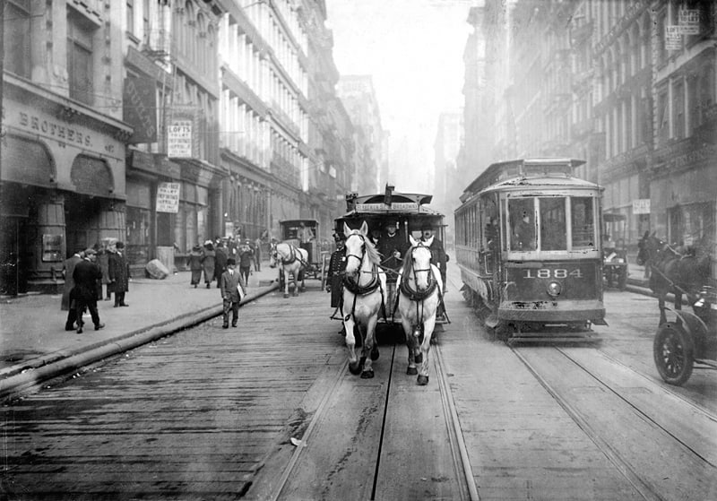1917年纽约市的最后一辆有轨马车与有轨电车并行