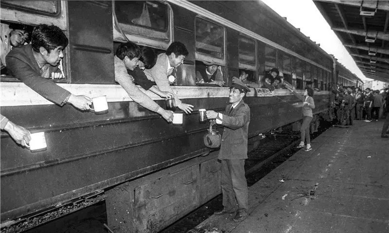 1982 年 5 月，上海开往福州的绿皮列车中途停站时，列车员站台为旅客送水