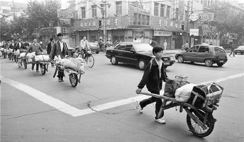 1983 年 3 月，安徽来上海打工的农民，队长带领着独轮车队从上海南京路走向工地