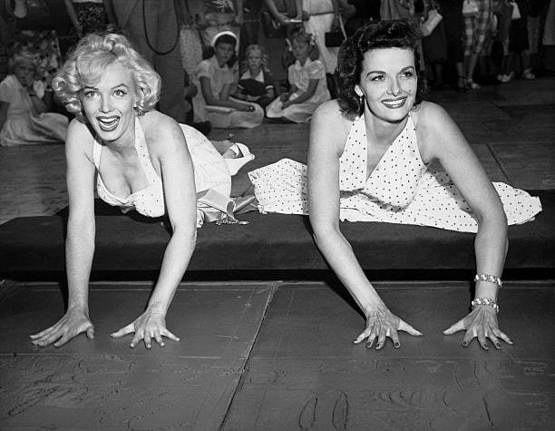 1953年6月28日，玛丽莲·梦露和 #名人 简·拉塞尔（Jane Russell）在格劳曼中国剧院(Grauman's Chinese Theatre)登上了好莱坞名人堂