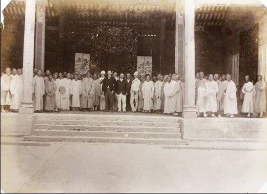 1899年8月4日，香港新界屏山总督布莱克与当地社区的士绅长老会面