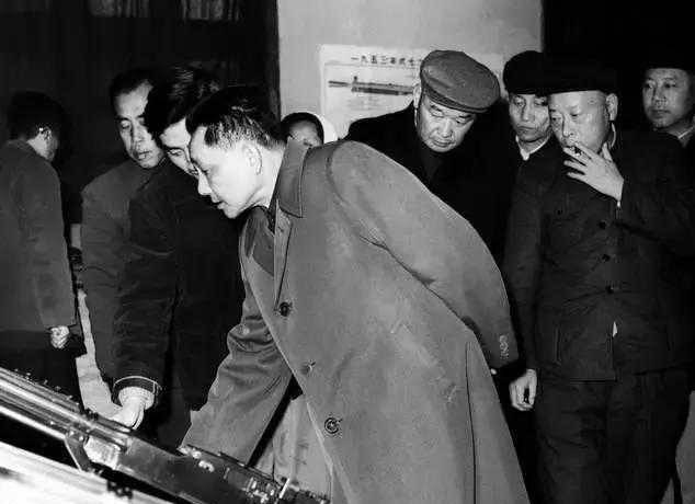 1965年邓小平视察四川军工厂
