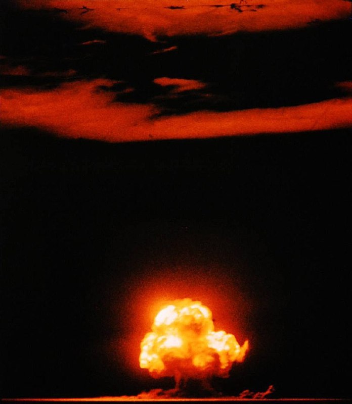 1945年7月16日，曼哈顿计划进行了三位一体核试验，是人类史上首次引爆核武器