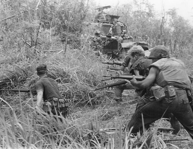 1968年5月8日，在越南南部广南省的高内岛附近，海军陆战队第7团第2营的士兵与敌军交战
