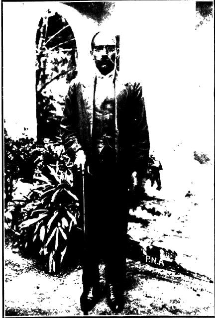 非婆罗门运动由1916年创立正义党的C. Natesa Mudaliar （左）和1944年创立自尊运动并接管正义党的Periyar EV Ramasamy #人物 （右）发起自尊运动(Self-Respect Movement)自尊运动是南亚的一项运动，旨在实现受压迫种姓享有平等人权的社会，并鼓励处于较低地位的人们拥有自尊心