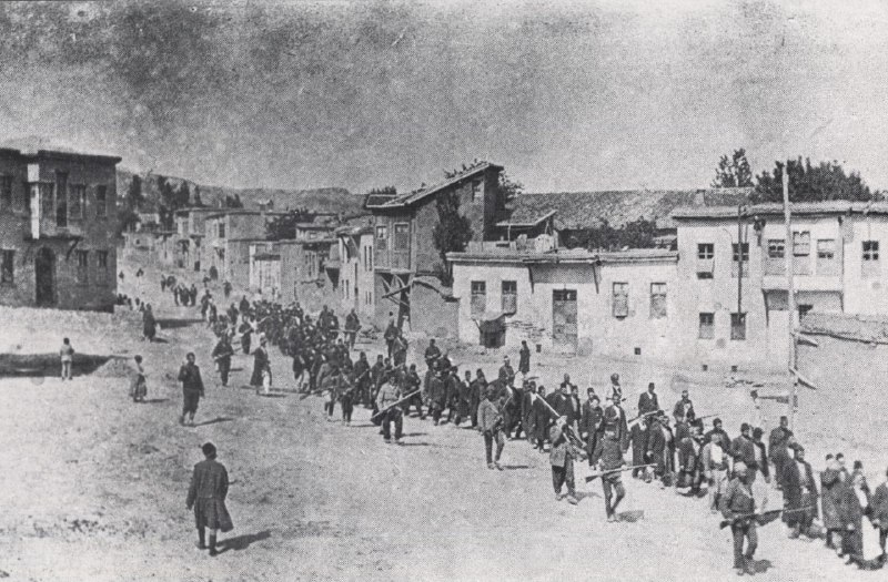 1915年4月，亚美尼亚平民在奥斯曼士兵引领下穿过哈尔普特前往附近监狱
