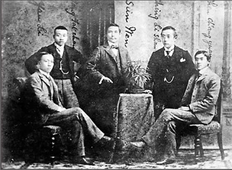 1900年冬，摄于日本东京，孙中山与起义失败的自立军骨干人物合影