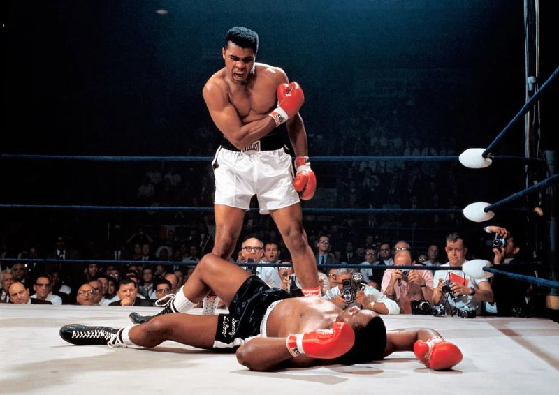 1971 年，穆罕默德·阿里 (Muhammad Ali) 体重 214 磅，身高 6 英尺 3 英寸