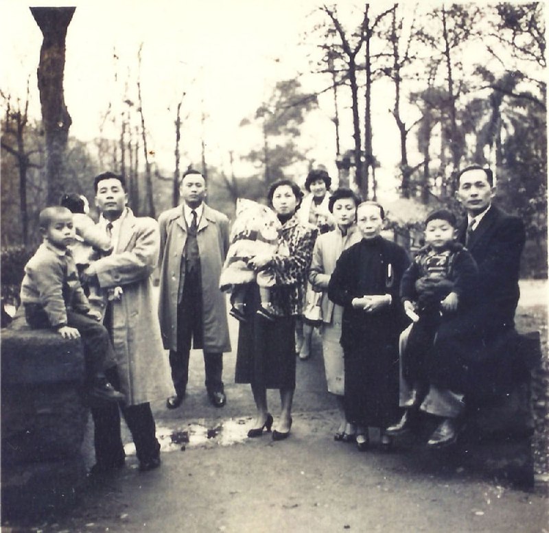 1956年，党外民主与台湾独立运动先驱苏东启（左）与苏洪月娇（中）等合影于台北北投，两人所抱者应有一人系次女 苏治芬（现中华民国立法院立法委员）