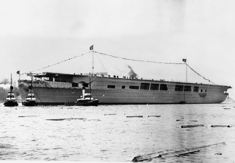 1938 年 12 月 8 日，纳粹德国的齐柏林伯爵号航空母舰 (German aircraft carrier Graf Zeppelin)下水场景