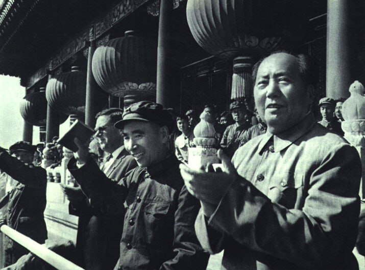 图为，1966年10月1日国庆典礼上毛泽东、林彪在天安门广场上接见红卫兵
