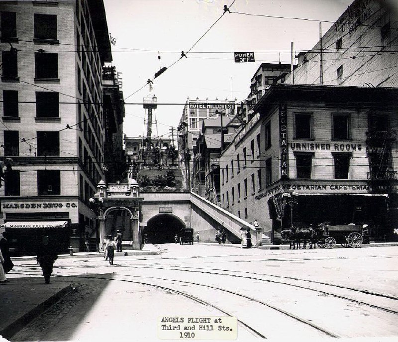 1910 年洛杉矶市中心的照片