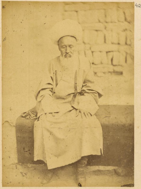 中国清真寺官员戴着一顶带流苏的球形帽子