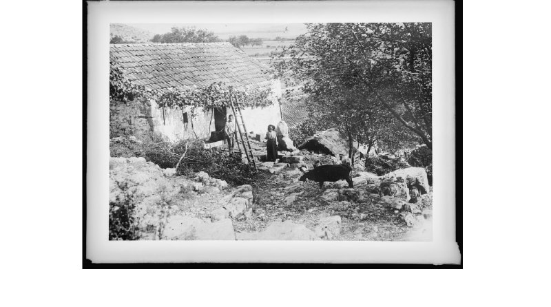 1920 年 2 月，这些在黑山山区的房屋都是流传下来的