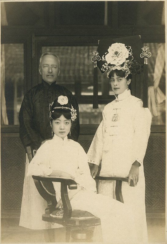 1924年，大清国最后一位皇后婉容与她的导师伊莎贝尔·英格拉姆(Isabel Ingram)和她丈夫溥仪的导师雷金纳德·约翰斯顿(Reginald Johnston)坐在紫禁城