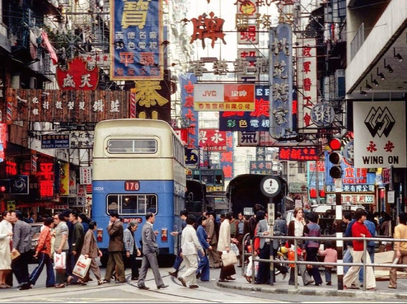 80年代初，香港繁华的街景