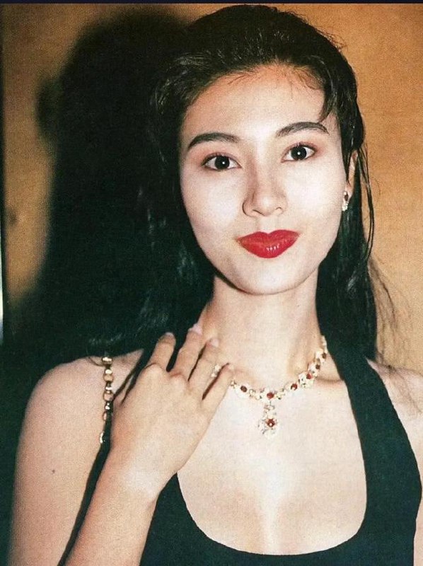 李嘉欣，1970年6月20日出生于中国澳门，毕业于玛利诺修院学校，中国香港女演员、模特