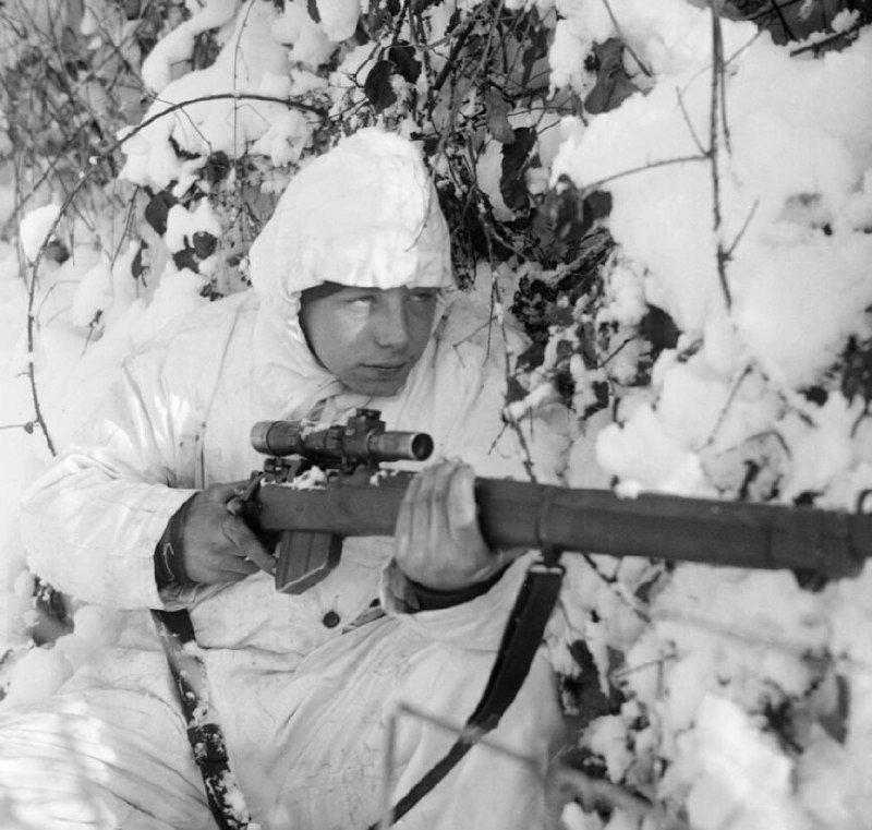 1945年1月14日，阿登战役，一名英国第6空降师的狙击手穿着雪地迷彩服在阿登巡逻
