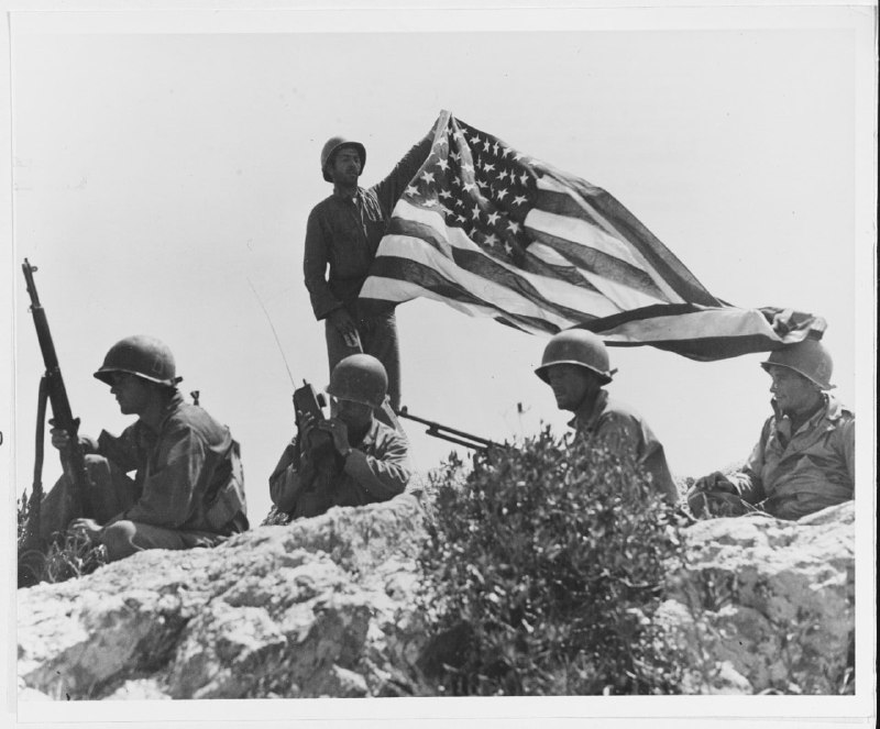 1945年4月21日上午10点25分，美军第77步兵师的旗帜首次在山顶上飘扬