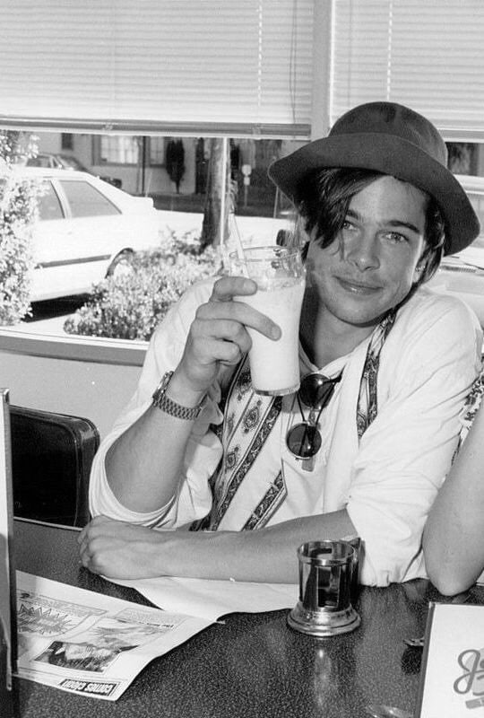 图一，#名人  Brad Pitt, 1989图二，Brad Pitt 于2019年7月威廉·布拉德利·皮特（William Bradley Pitt，1963 年 12 月 18 日出生）是一位美国演员和电影制片人