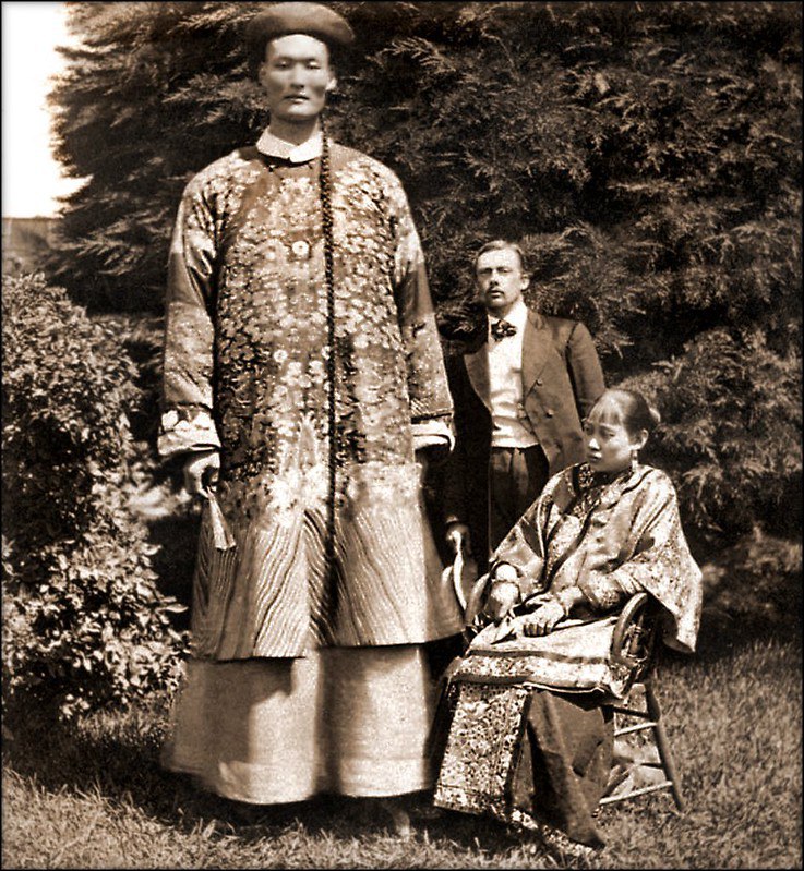 1870年，”中国巨人“詹世钗，19世纪清朝人，福州人，生于道光年间，卒于光绪年间，传说身高达319cm，其真实身高为244cm