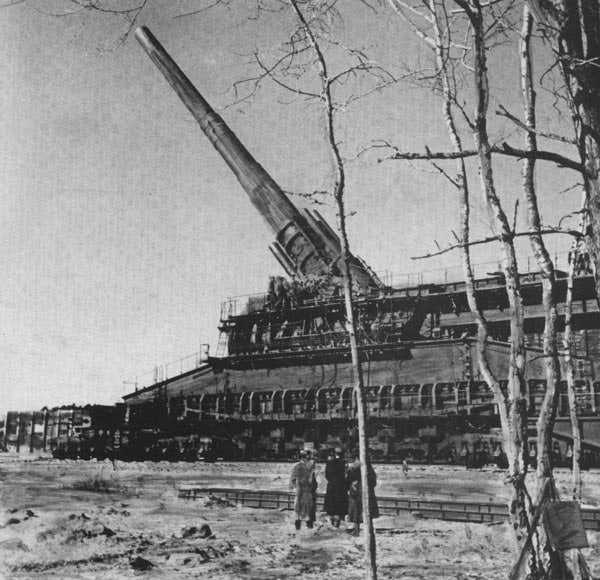 德国800mm K（E）列车炮又称为古斯塔夫超重型铁道炮，以著名火炮设计师古斯塔夫·克虏伯的名字命名，它是二战中最大的火炮，也是历史上最大的火炮