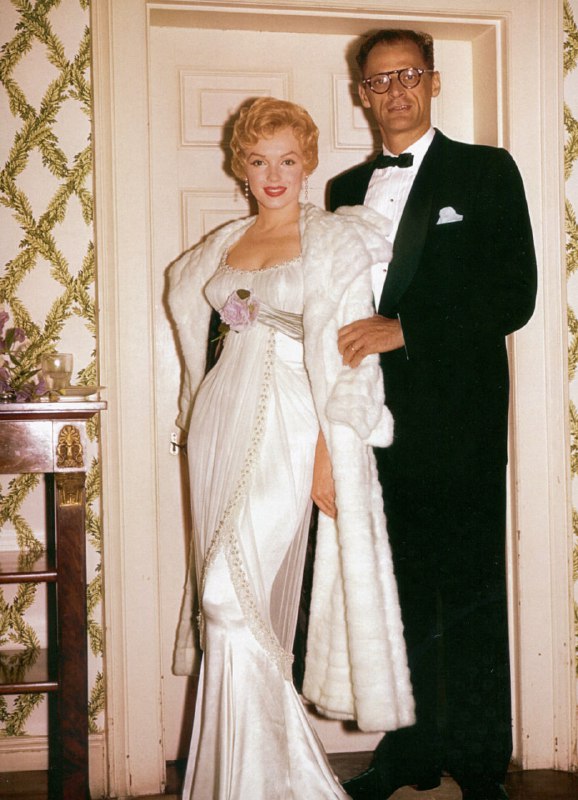 1956年7月1日，好莱坞著名女演员玛丽莲梦露（Marilyn Monroe）和其丈夫阿瑟米勒(Arthur Miller)，这天他们举行了婚礼