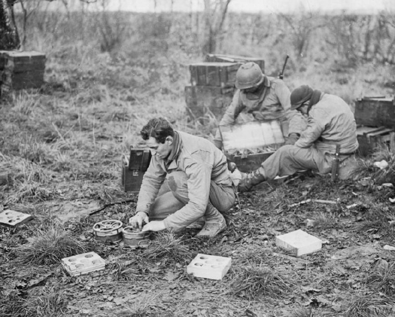 阿登战役 1944 年 12 月 16 日 - 1945 年 1 月 28 日，美国第 28 师总部连的士兵正在准备地雷，试图阻止前进的德国装甲部队